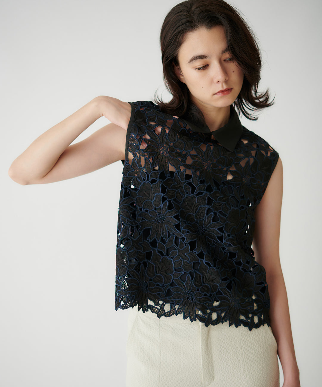 ケミカルレース衿つきノースリーブブラウス