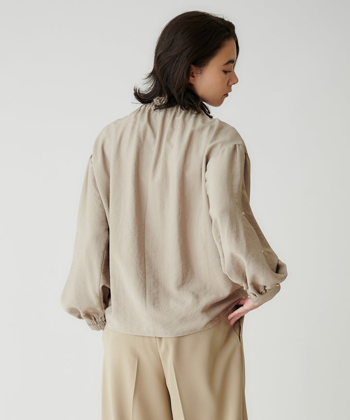 フリルネックギャザーブラウス