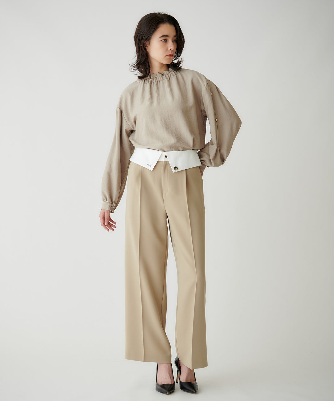 フリルネックギャザーブラウス