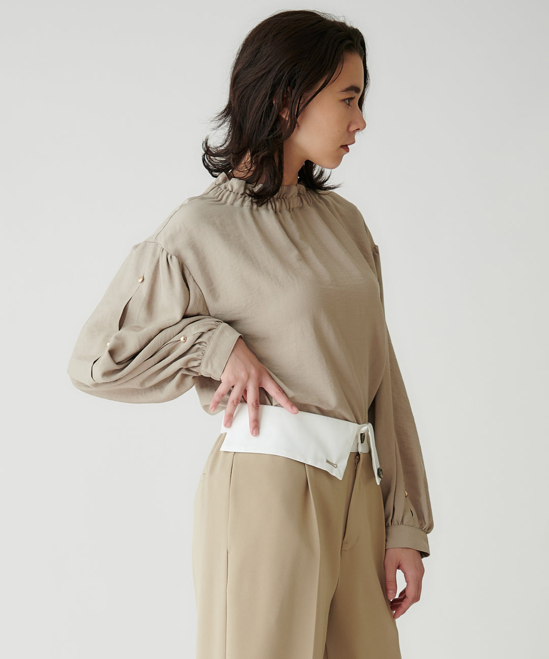 フリルネックギャザーブラウス