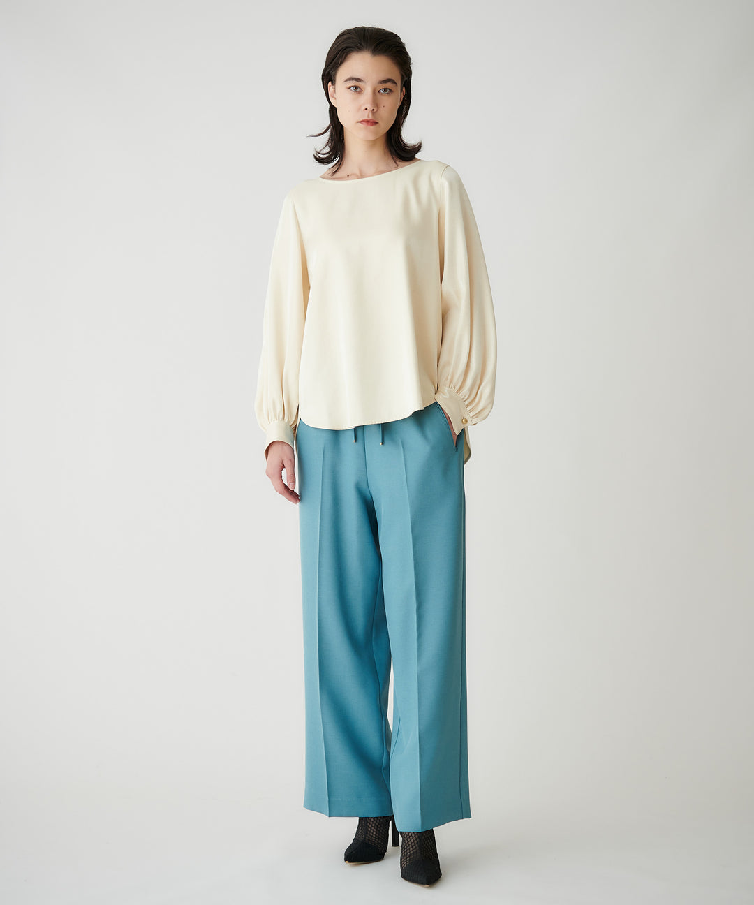 ボリュームスリーブサテンブラウス