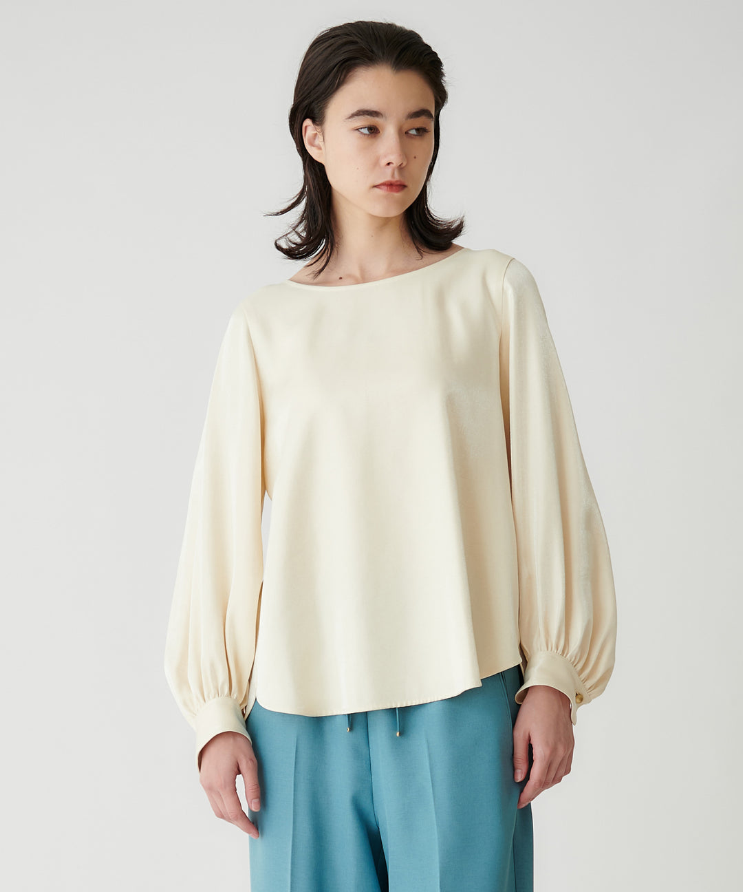 モデル H：172cm / 38 / アイボリー