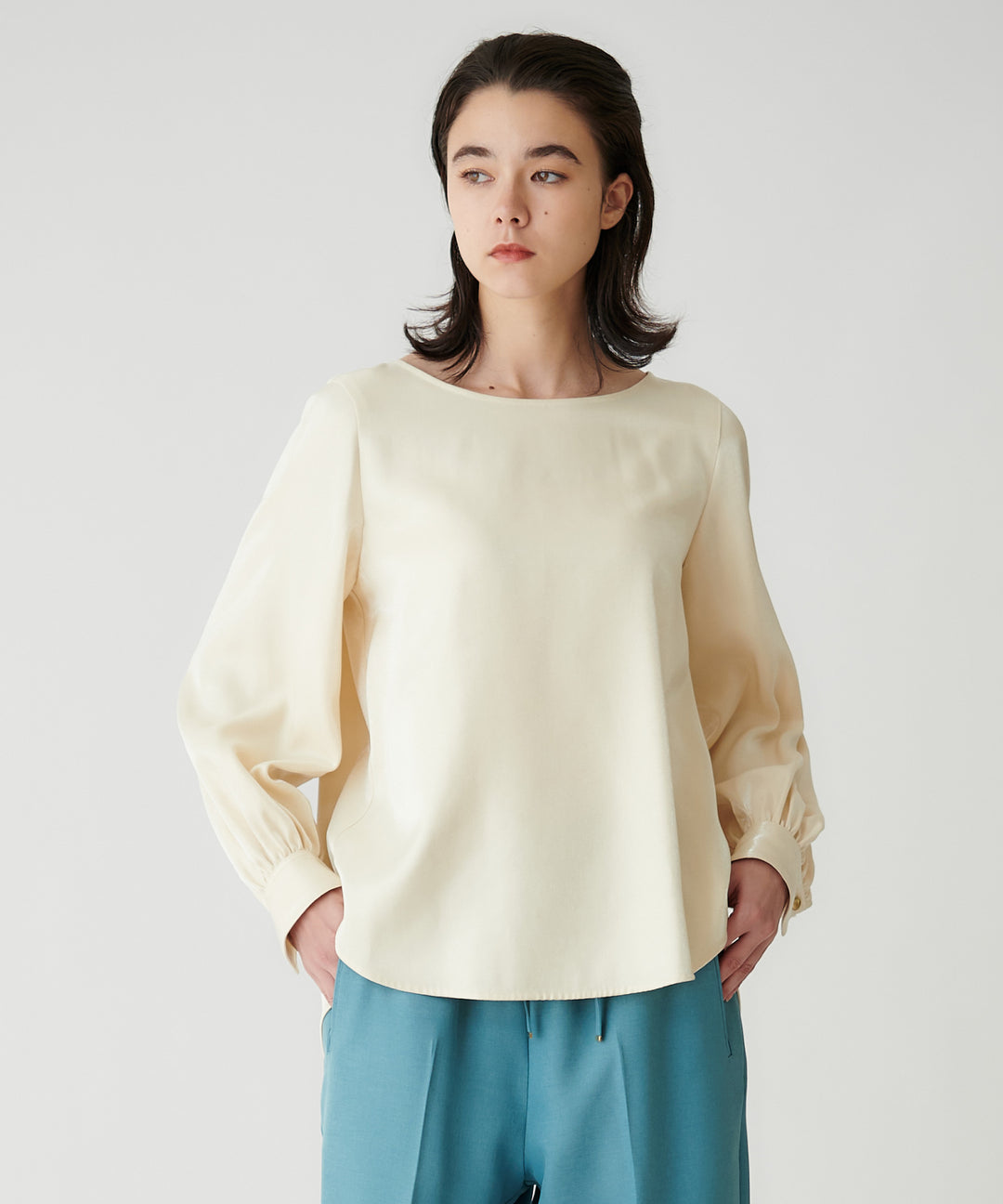 ボリュームスリーブサテンブラウス