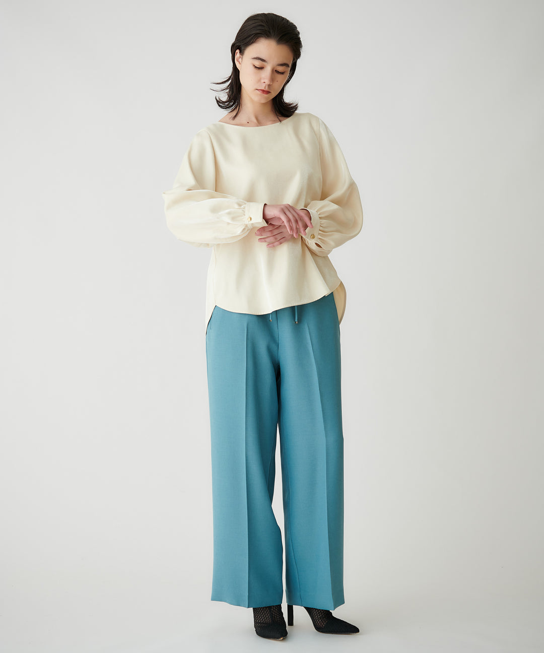 ボリュームスリーブサテンブラウス