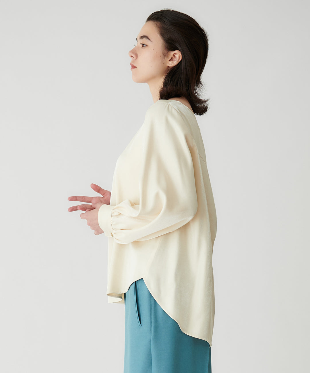 ボリュームスリーブサテンブラウス