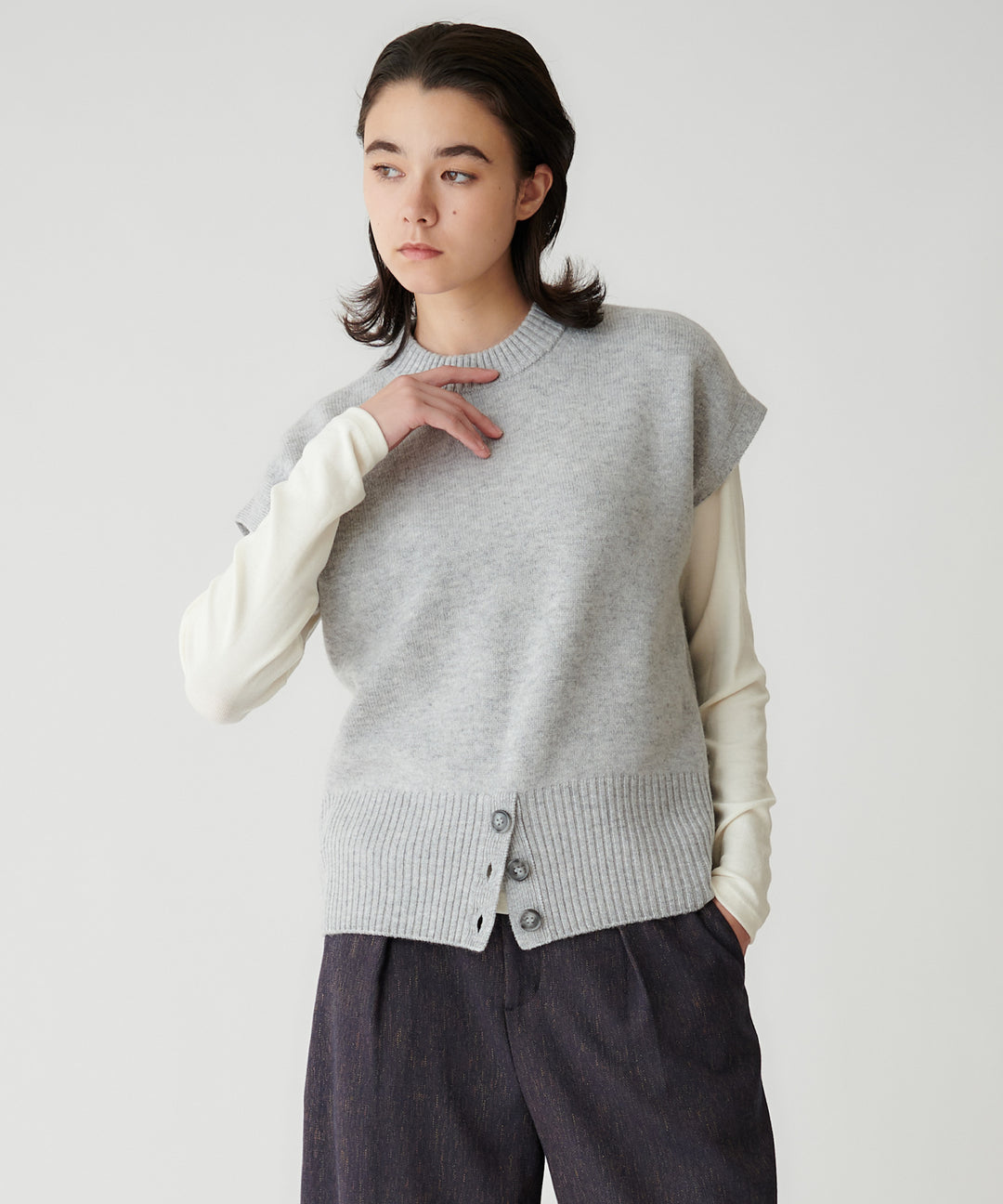 ウールカシミヤ裾ボタンベスト