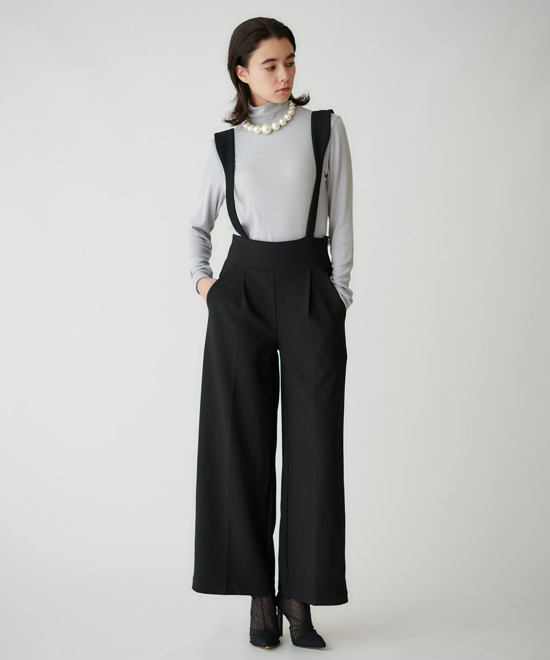 ストラップ付きタックワイドパンツ