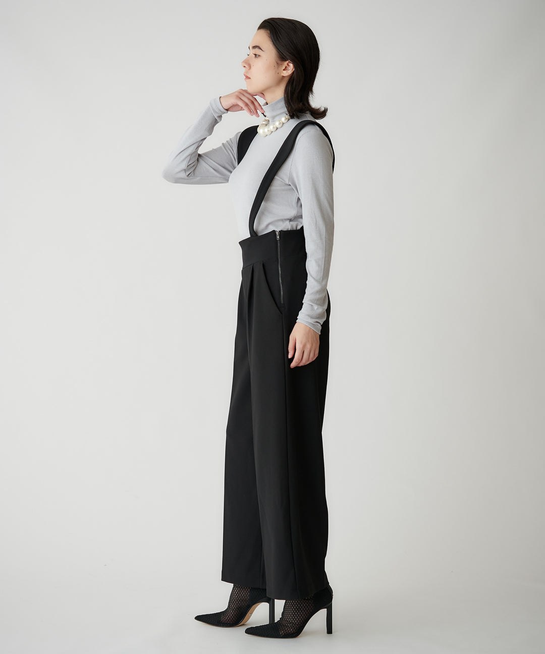 ストラップ付きタックワイドパンツ