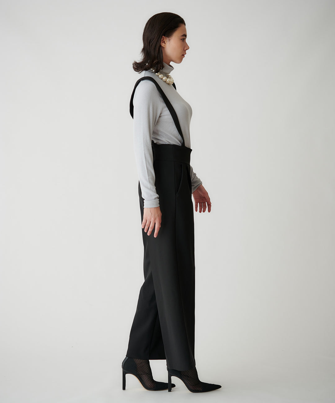 ストラップ付きタックワイドパンツ