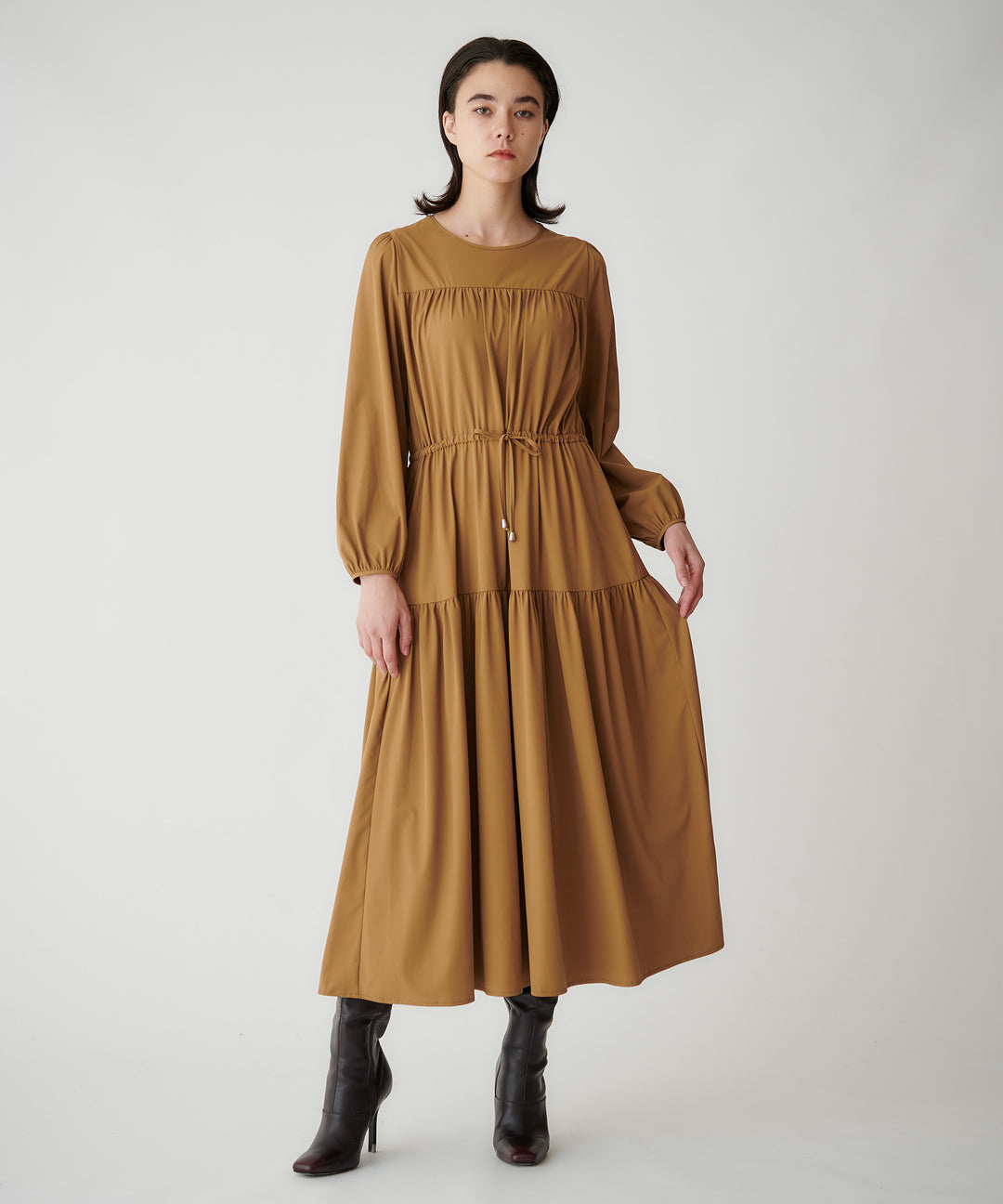 モデル H：172cm / 38 / ベージュ