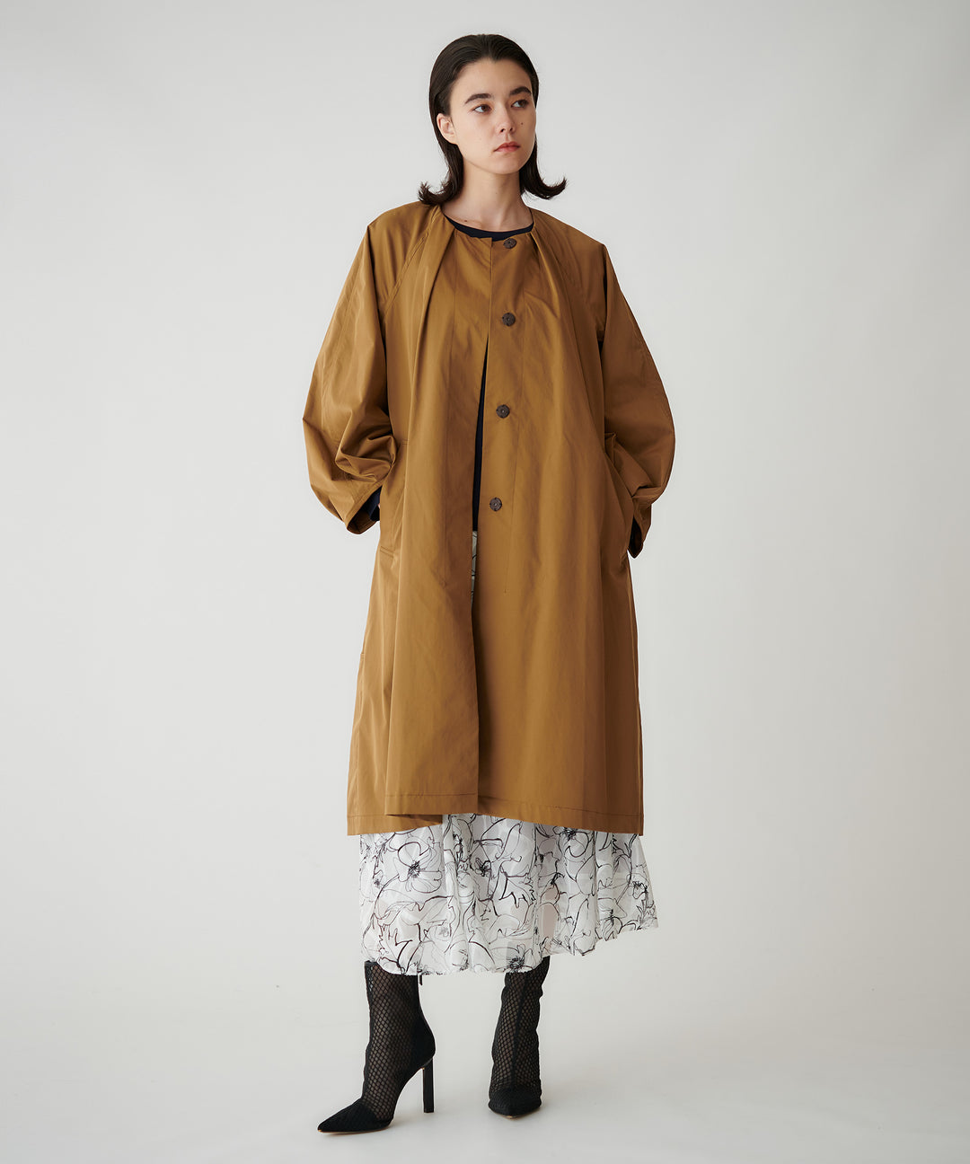 モデル H：172cm / 38 / キャメル