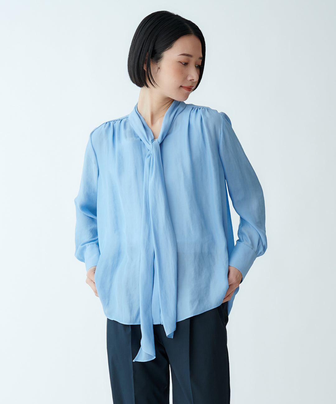 モデル H：165cm / 38 / サックス