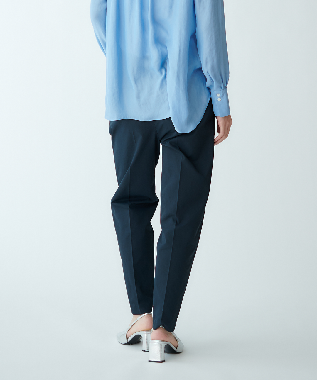 テーパードパンツ