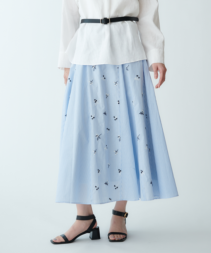 モデル H：165cm / 38 / ライトブルーストライプ刺繍