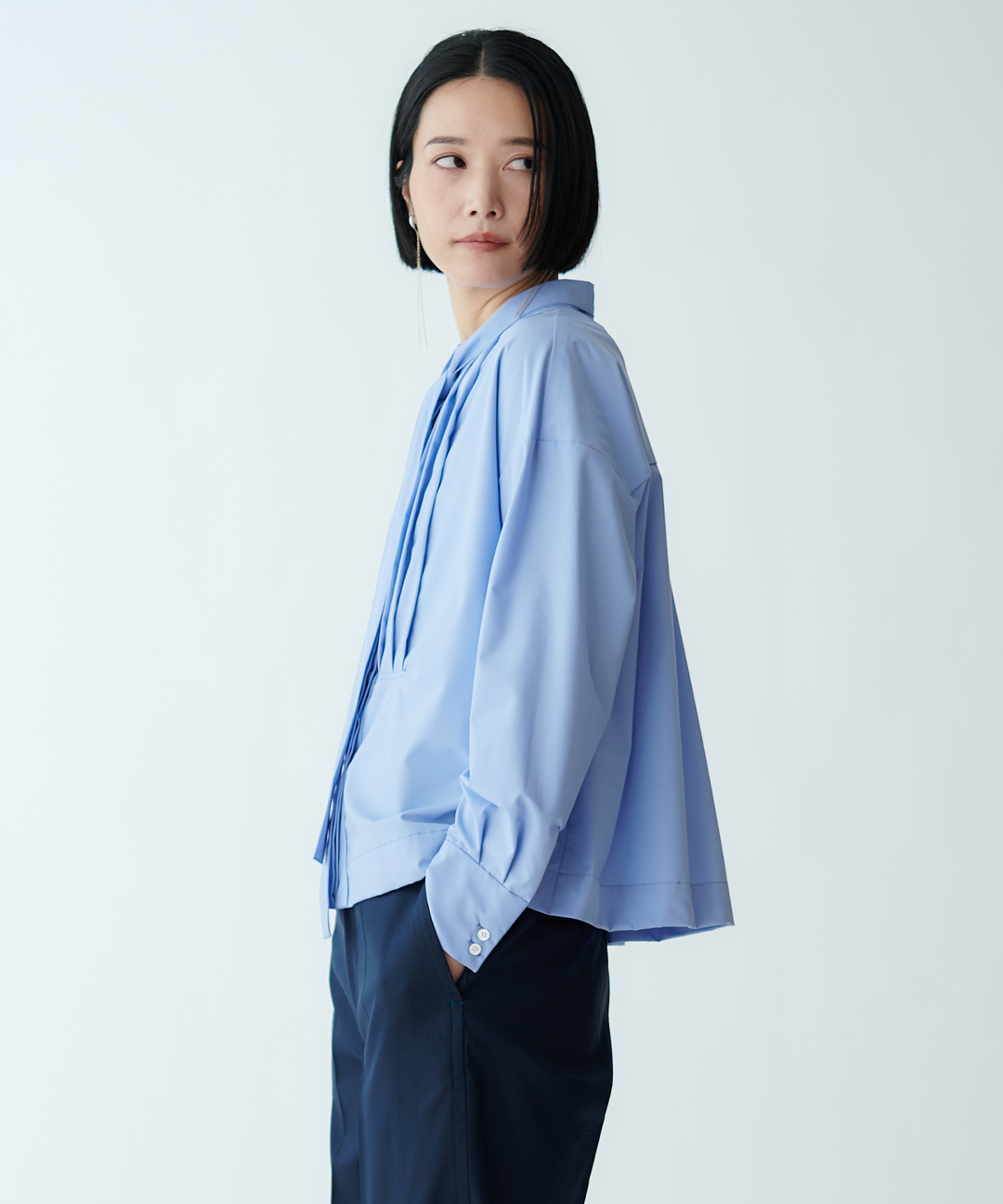 ボウタイ付きバンドカラーブラウス