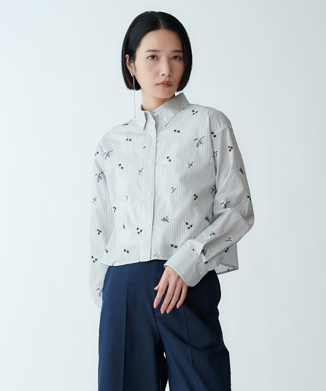 モデル H：165cm / 38 / ライトグレーストライプ刺繍