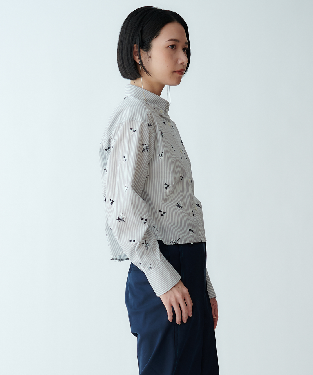 刺繍ストライプクロップドシャツ