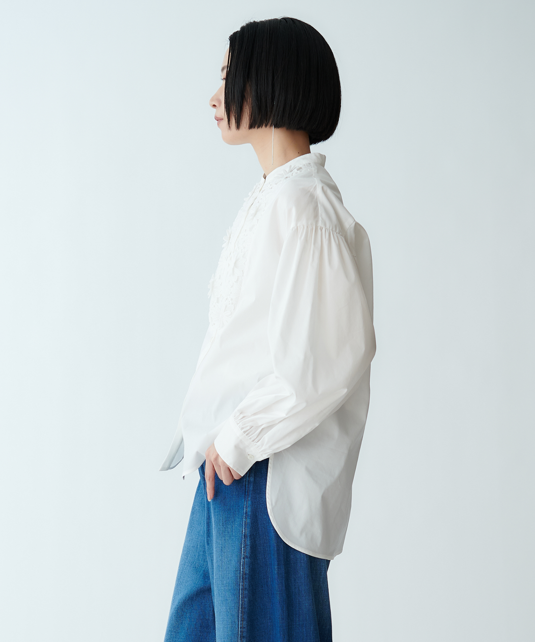 バンドカラーフラワーデザインブラウス