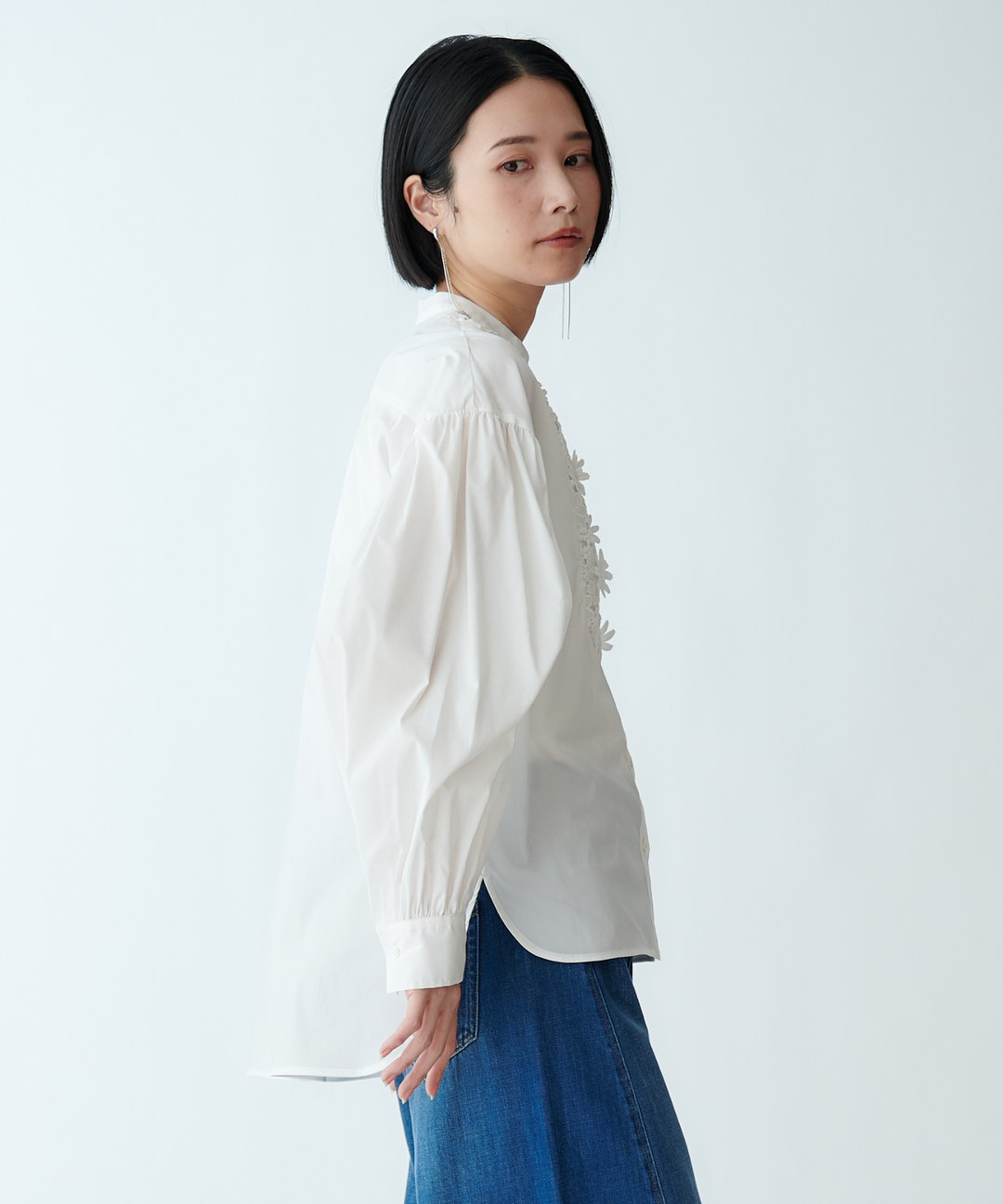 バンドカラーフラワーデザインブラウス