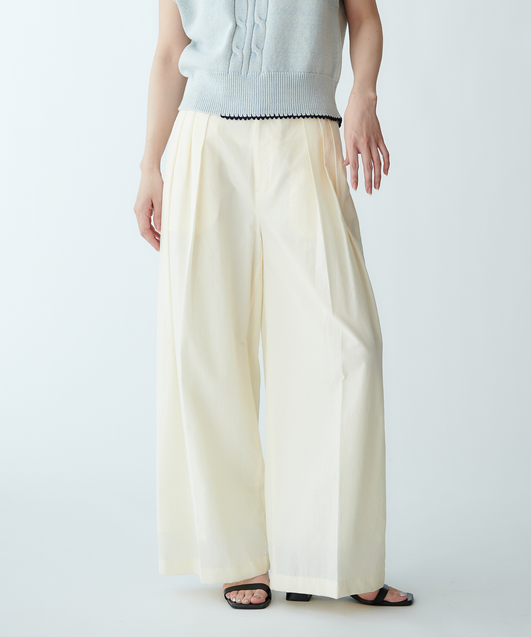 モデル H：165cm / 38 / アイボリー