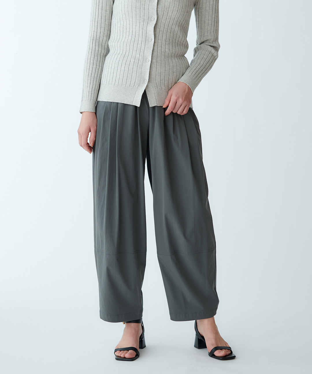 モデル H：167cm / 38 / チャコールグレー