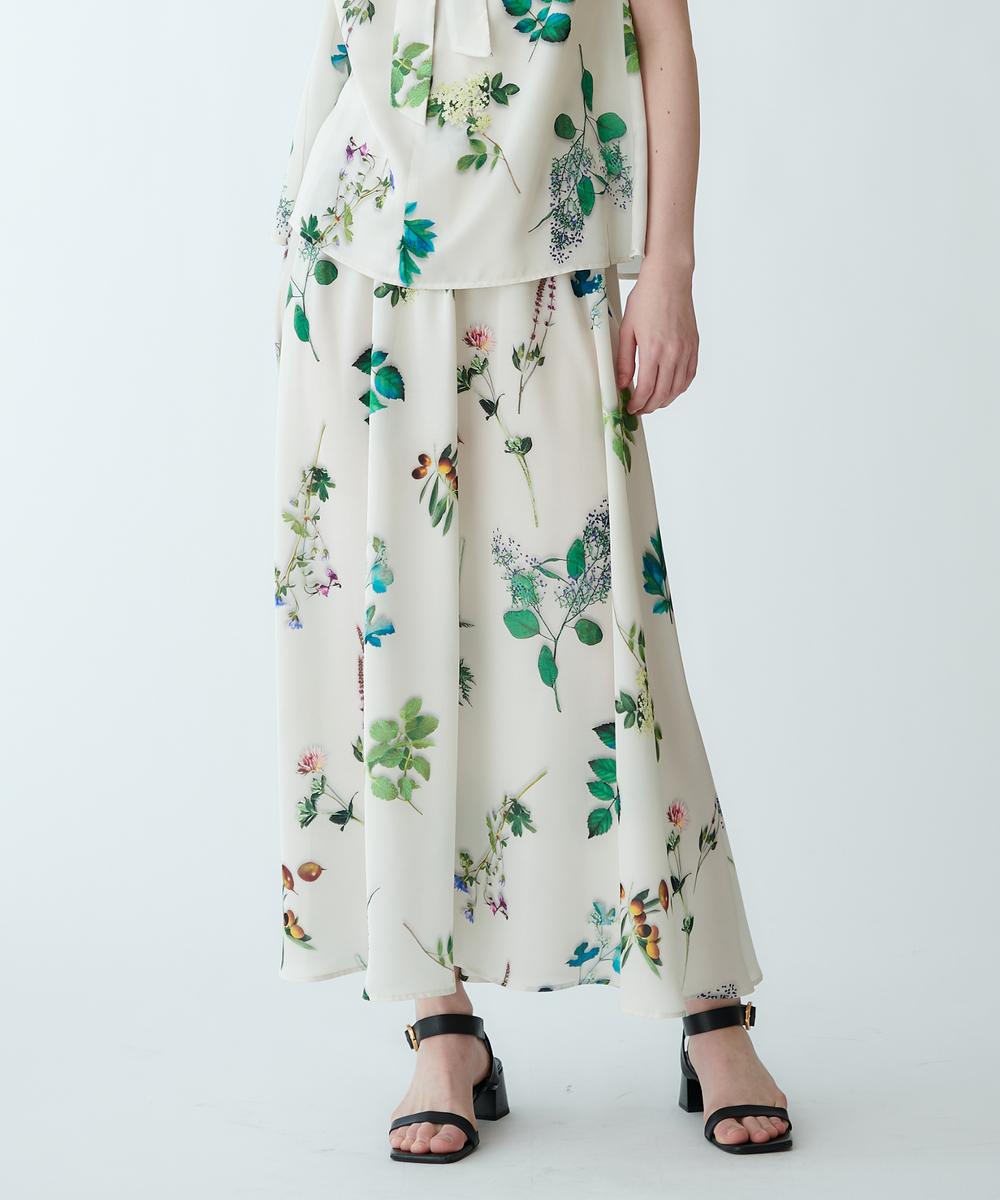 モデル H：165cm / 38 / アイボリー系