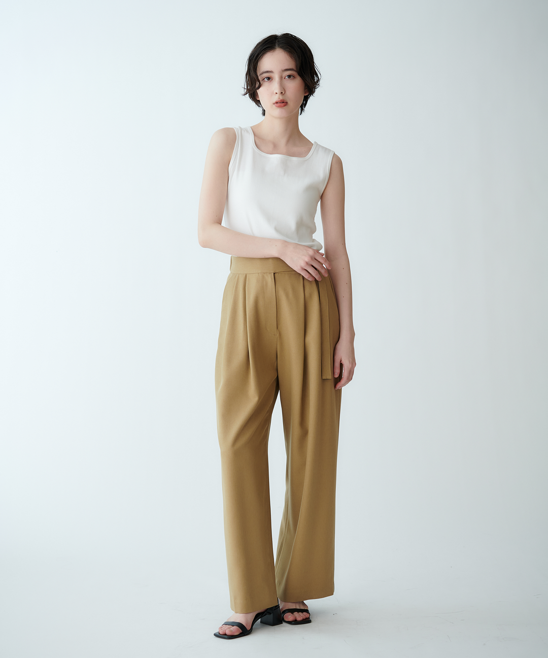 ツータックワイドテーパードパンツ