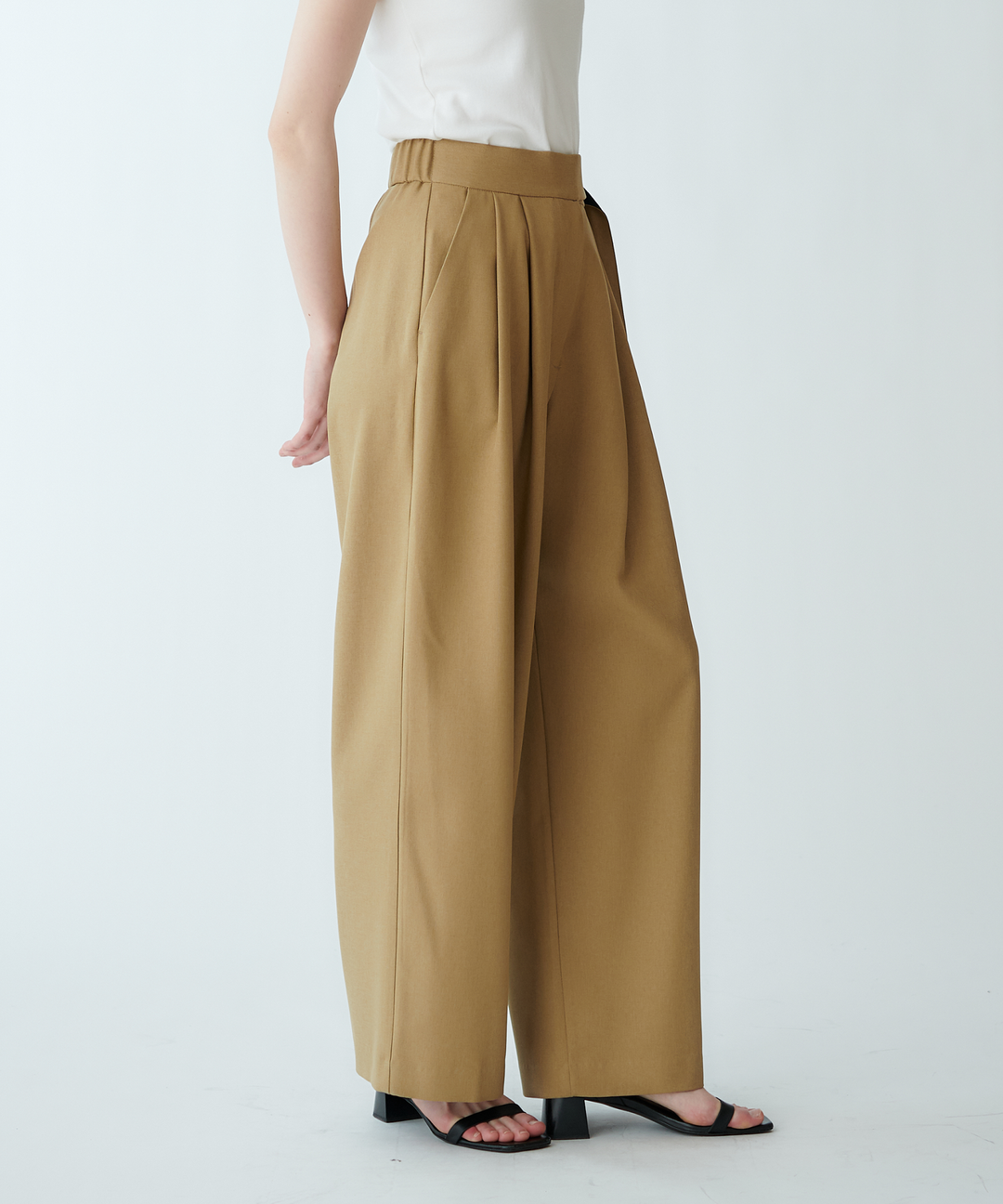 ツータックワイドテーパードパンツ