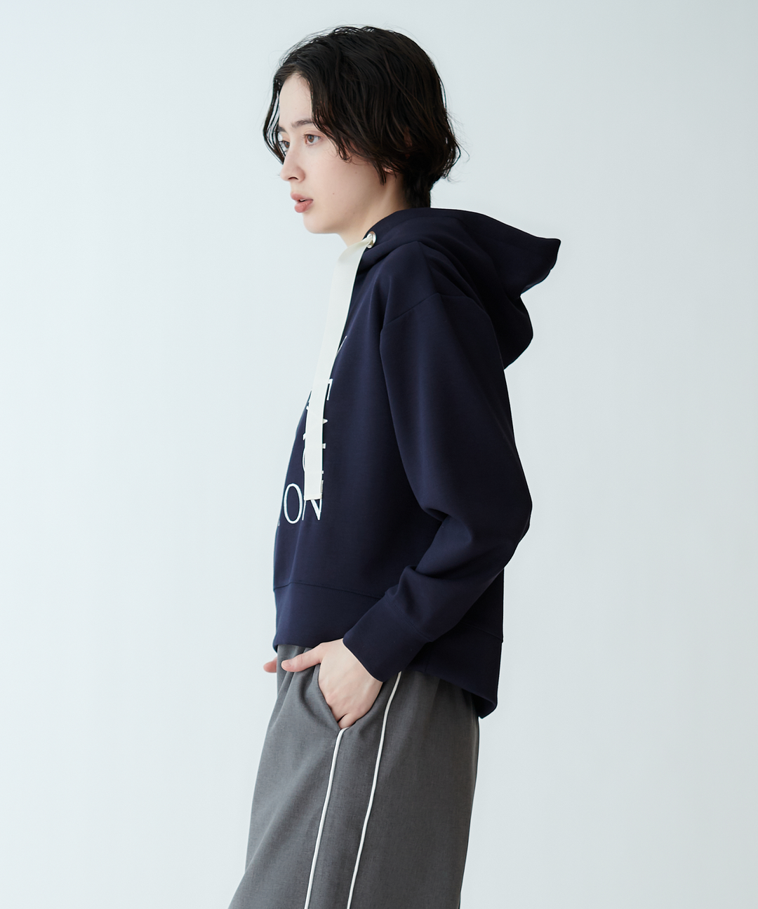 ロゴ刺繍パーカー