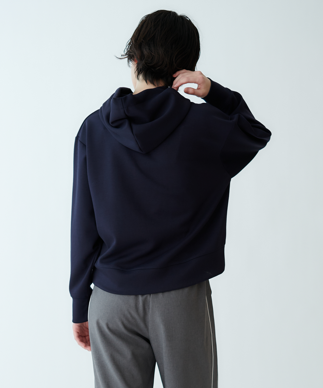 ロゴ刺繍パーカー