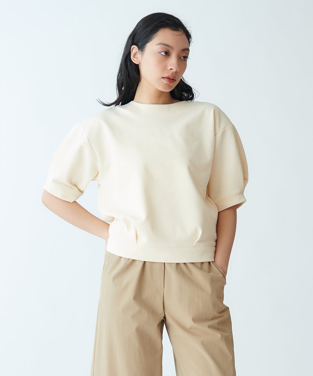 モデル H：165cm / 38 / アイボリー