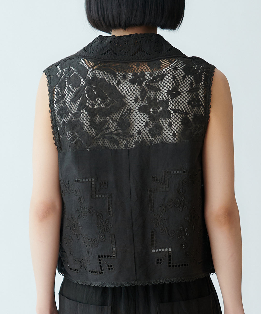 カットワーク刺繍ジレ