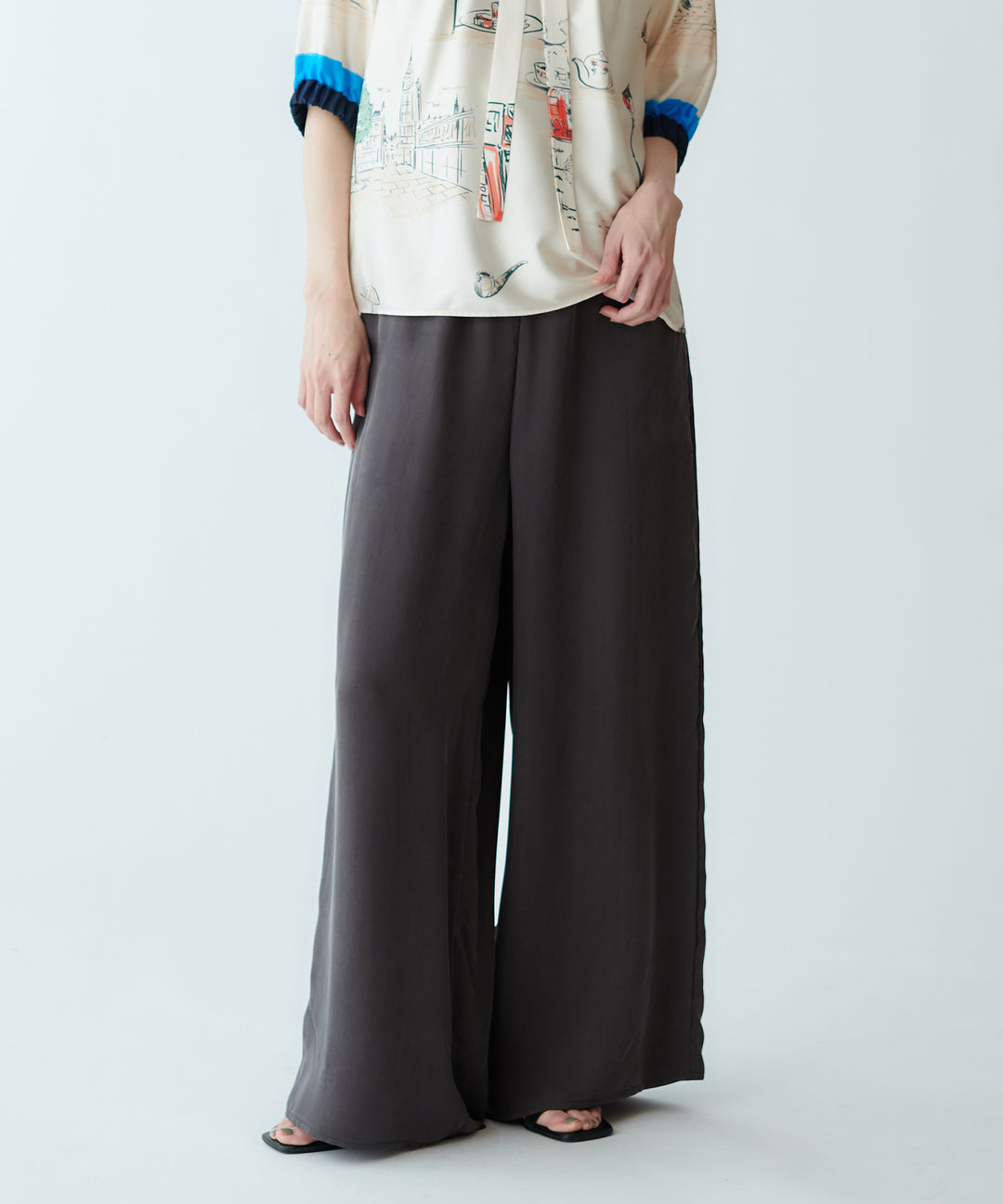 モデル H：165cm / 38 / チャコールグレー