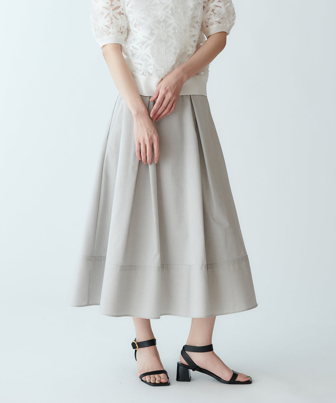 モデル H：165cm / 38 /グレージュ