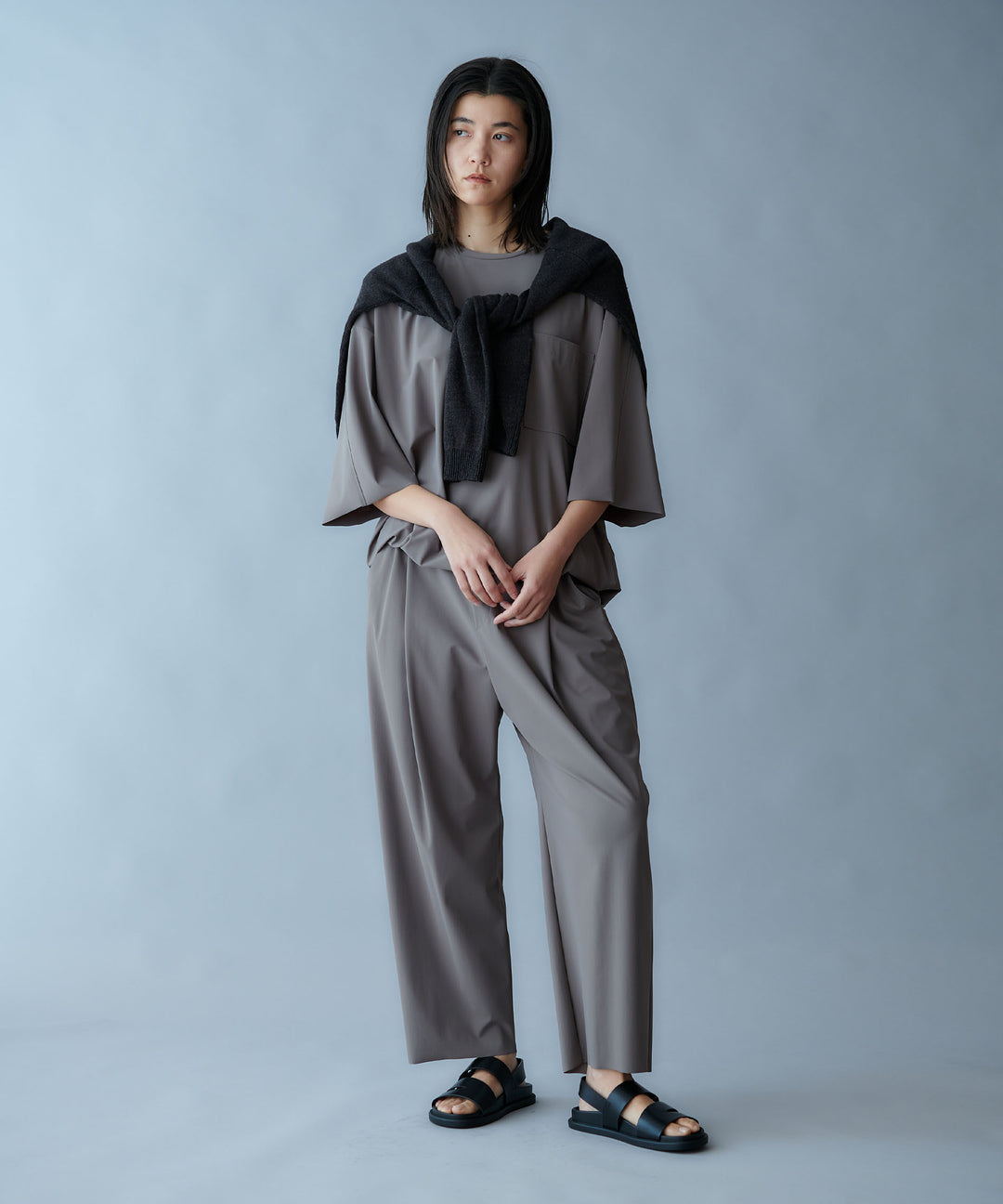 テーパードシルエットパンツ