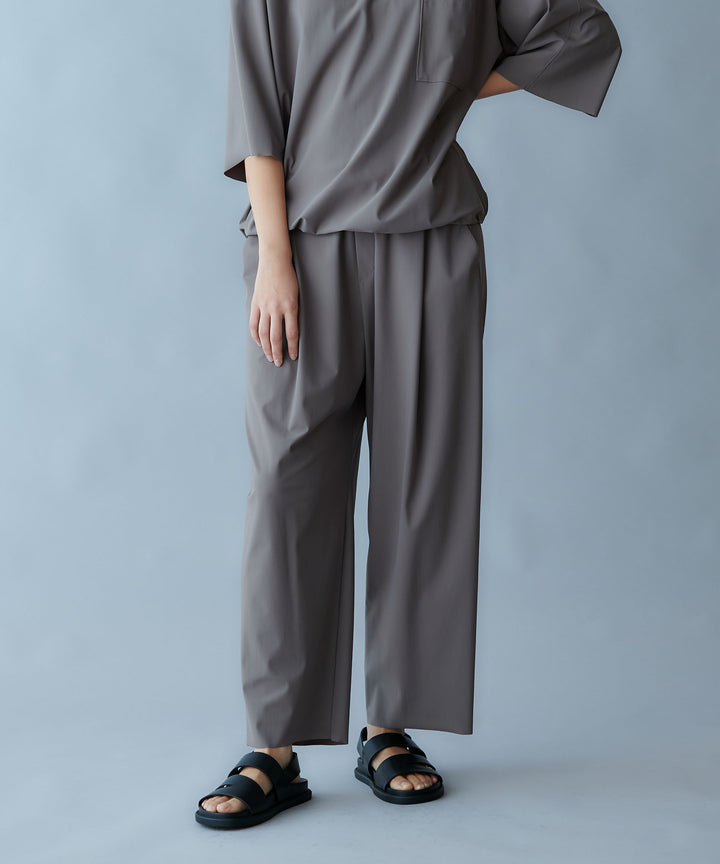 テーパードシルエットパンツ