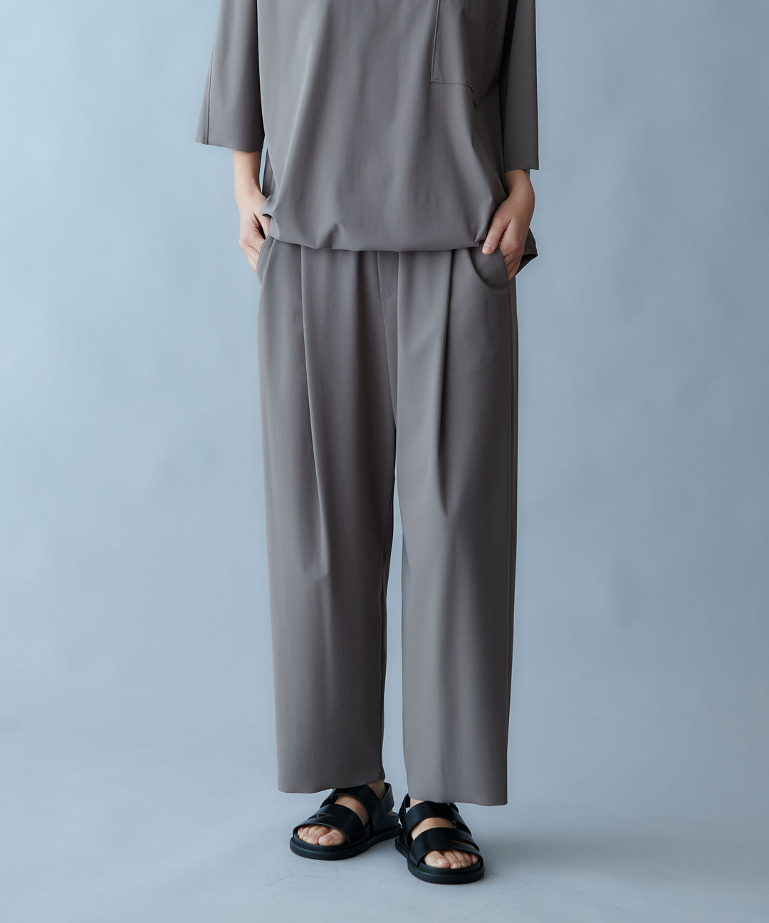 テーパードシルエットパンツ