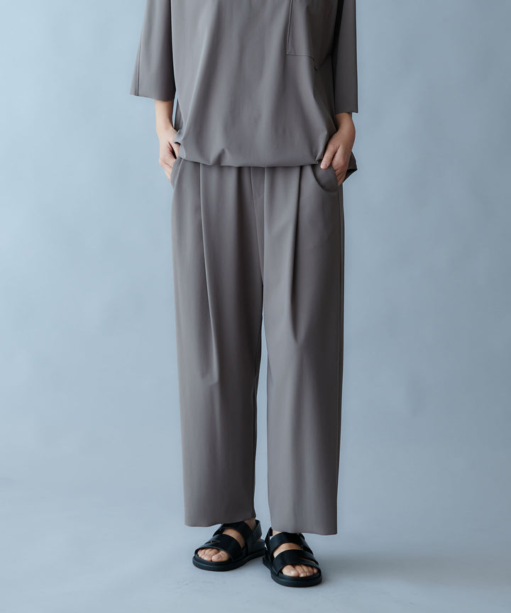 テーパードシルエットパンツ