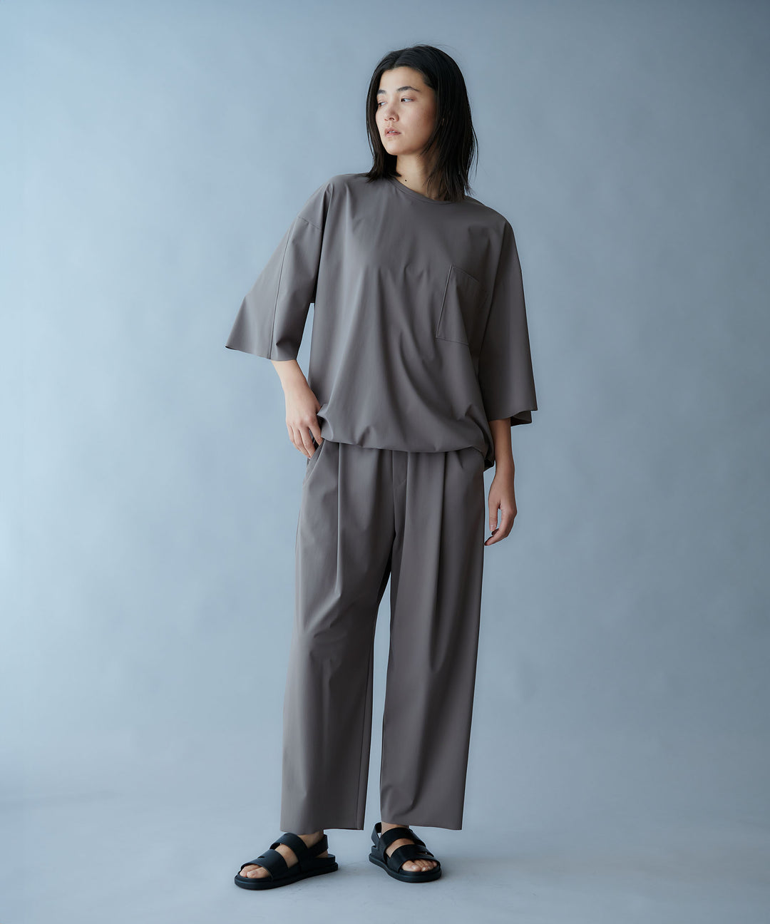 テーパードシルエットパンツ