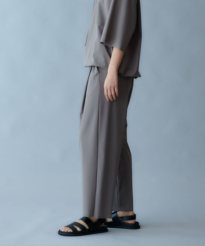 テーパードシルエットパンツ