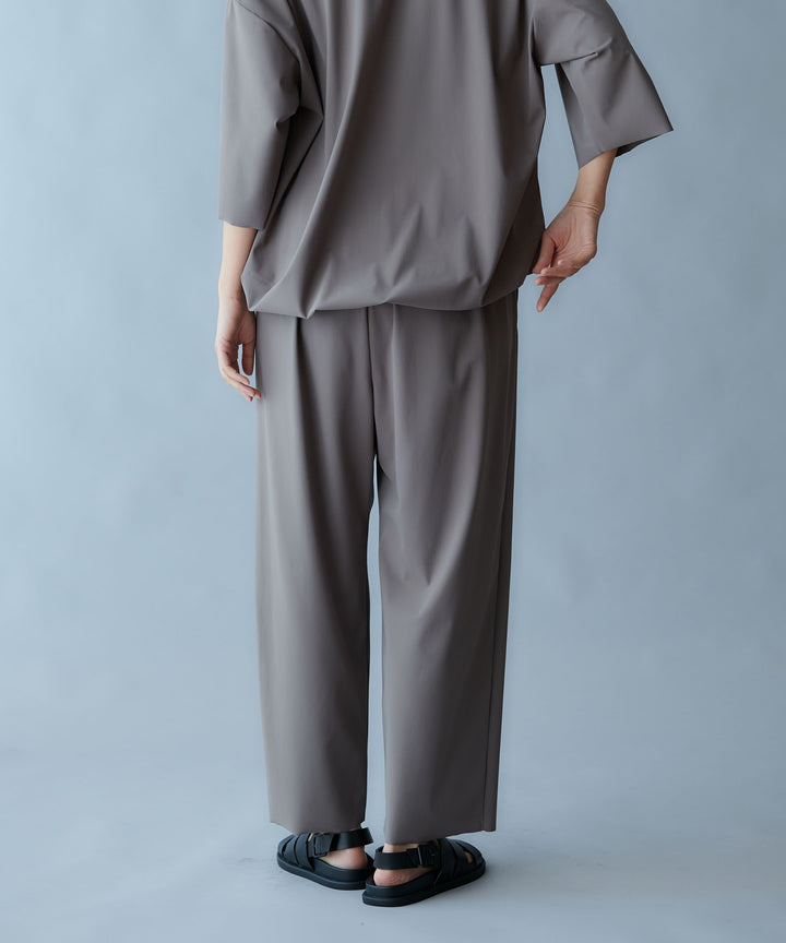 テーパードシルエットパンツ