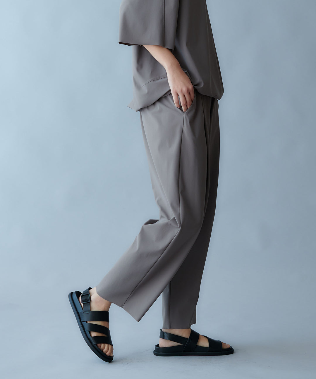 テーパードシルエットパンツ