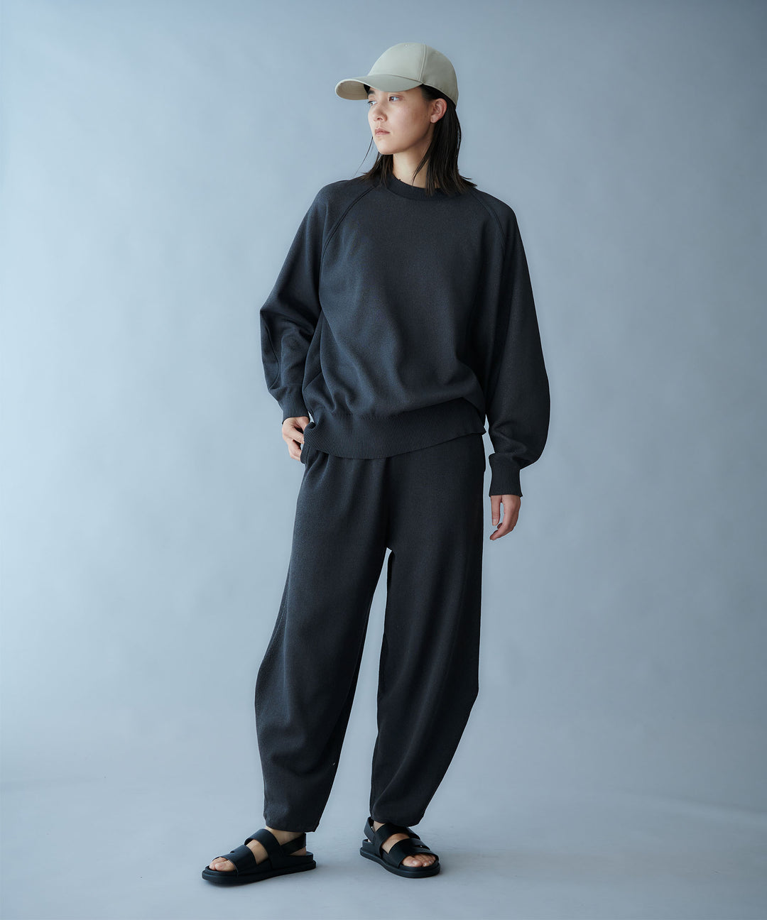 モデル H：174cm / 02 / チャコールグレー