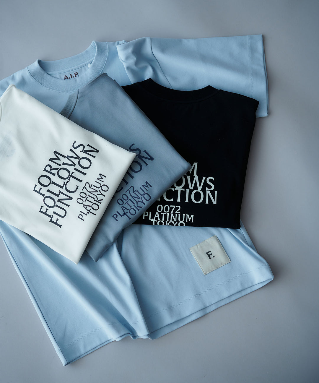 バックロゴプリントTシャツ