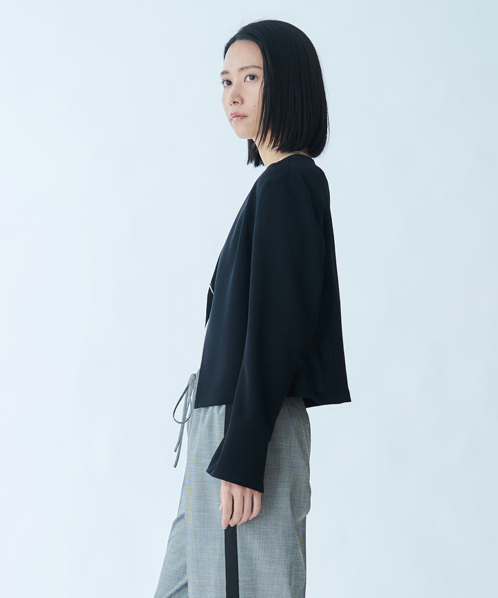 ショート丈ノーカラージャケット