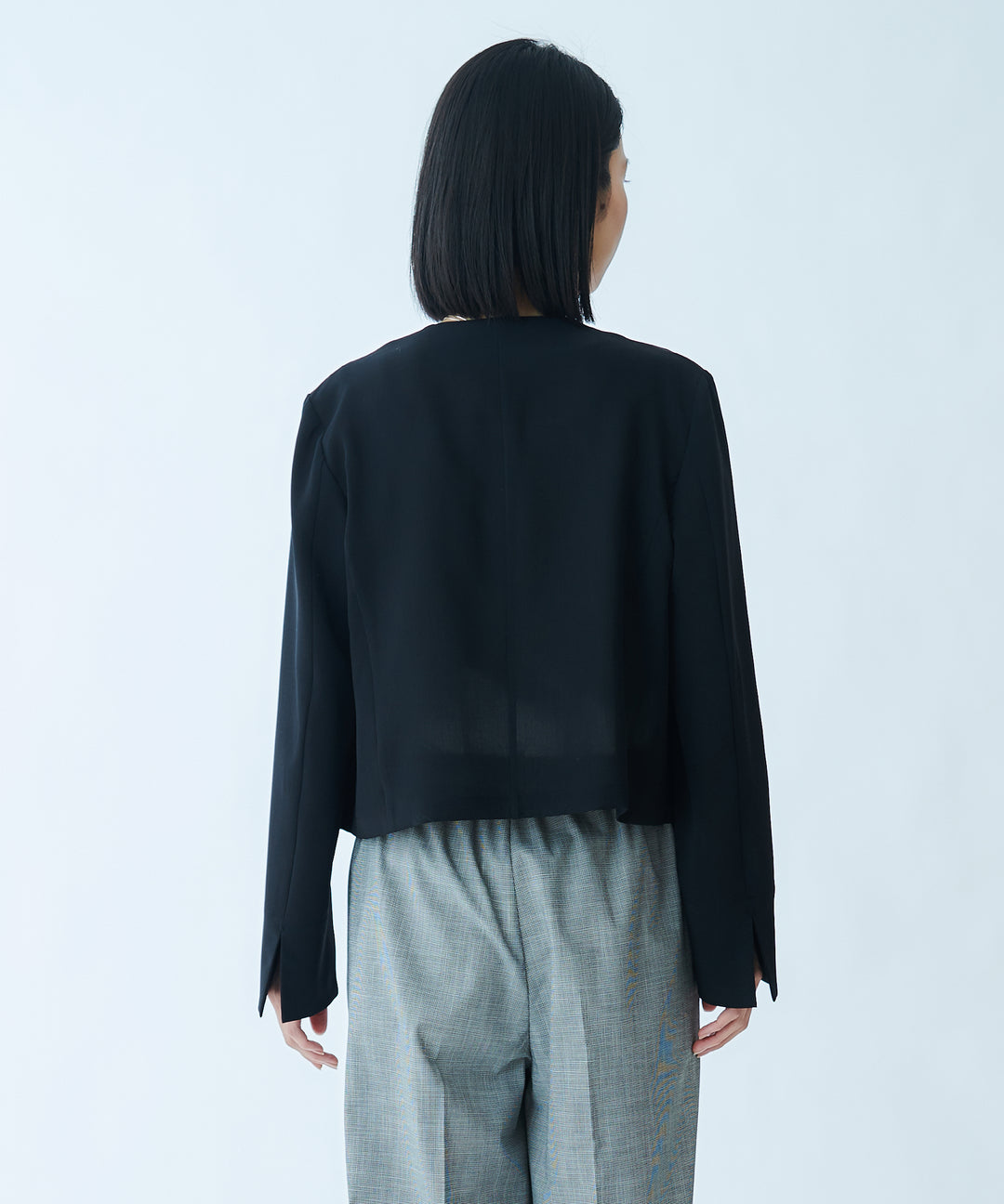 ショート丈ノーカラージャケット