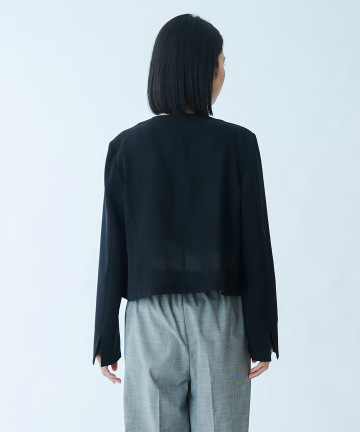 ショート丈ノーカラージャケット