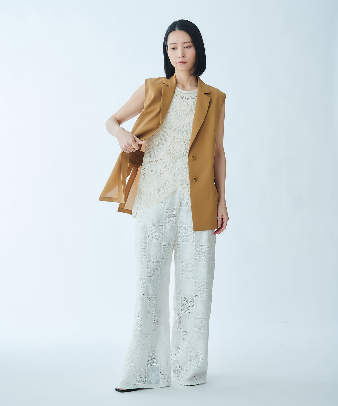 サークル刺繍アシンメトリーデザイントップス