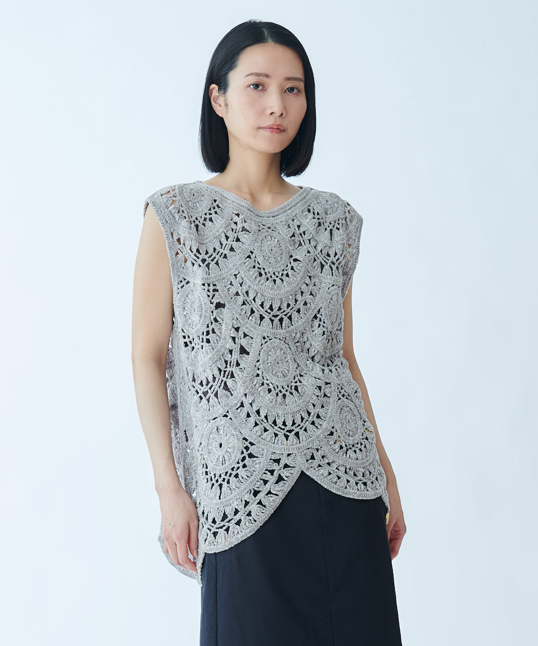 サークル刺繍アシンメトリーデザイントップス