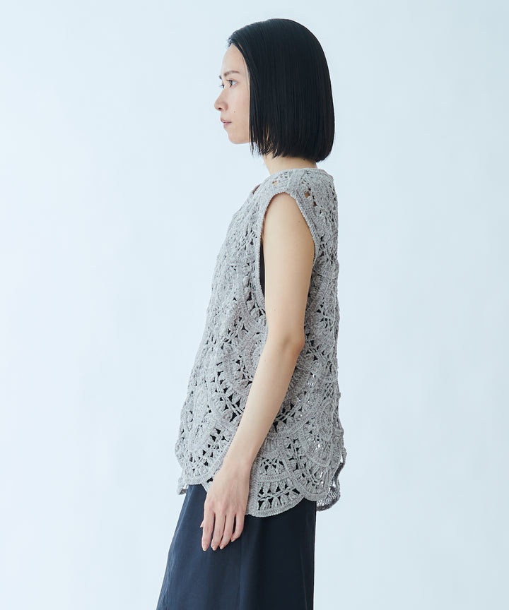 サークル刺繍アシンメトリーデザイントップス
